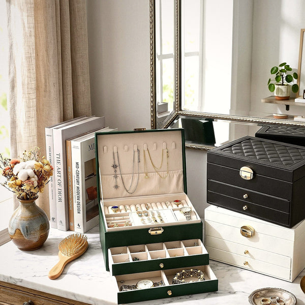 Coffret à bijoux 3 niveaux, couvercle capitonné et serrure dorée